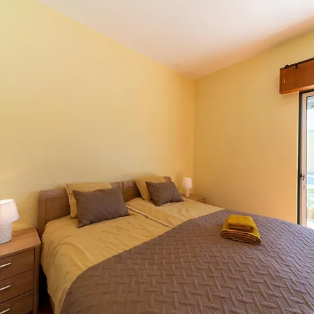 Rural In Netos-almagreira With Shared Pool Nyaraló Lagares (Leiria)