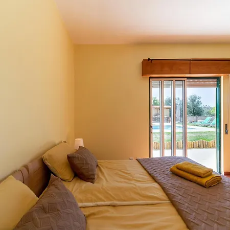 Rural In Netos-almagreira With Shared Pool *