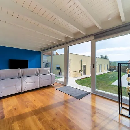 Rural In Netos-almagreira With Shared Pool Lagares (Leiria)