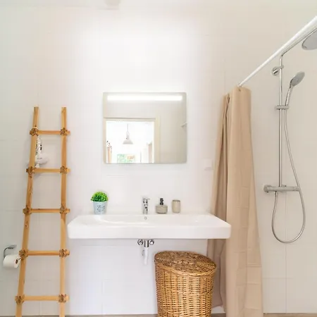 Rural In Netos-almagreira With Shared Pool Lagares (Leiria)