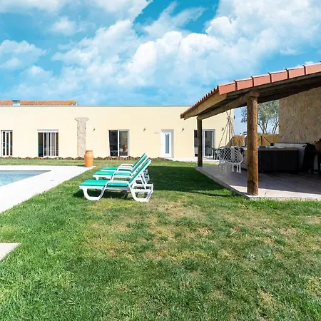 Nyaraló Rural In Netos-almagreira With Shared Pool Lagares (Leiria)