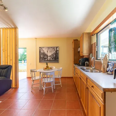 Rural In Netos-almagreira With Shared Pool *