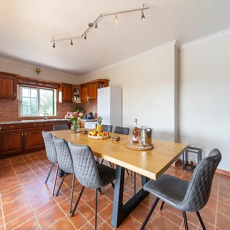 Rural In Netos-almagreira With Shared Pool * Lagares (Leiria)