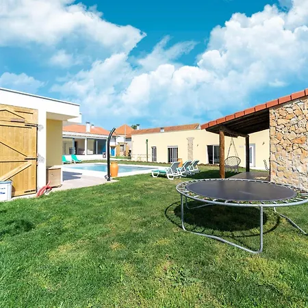 Rural In Netos-almagreira With Shared Pool Lagares (Leiria)