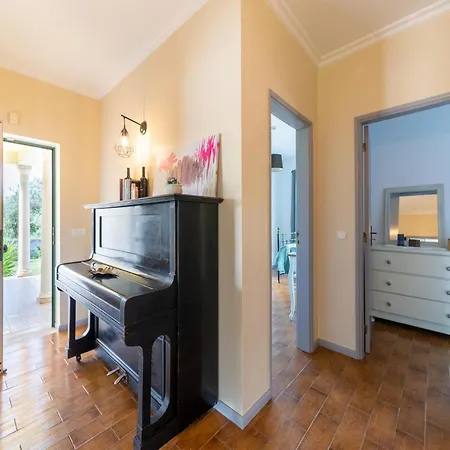 Rural In Netos-almagreira With Shared Pool Vakantiehuis Lagares (Leiria)