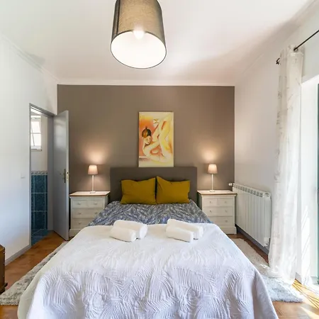 Rural In Netos-almagreira With Shared Pool Lagares (Leiria)