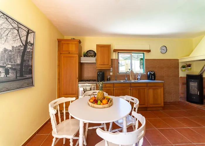 Rural In Netos-almagreira With Shared Pool Lagares (Leiria)