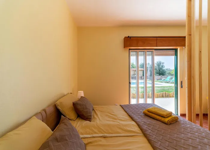 Rural In Netos-almagreira With Shared Pool *