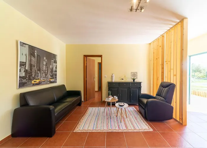 Rural In Netos-almagreira With Shared Pool Lagares (Leiria)