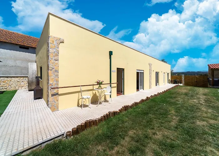 Rural In Netos-almagreira With Shared Pool * Lagares (Leiria)