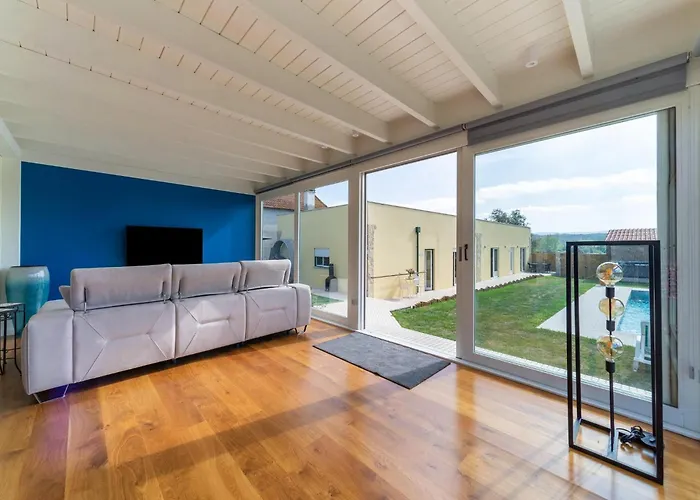 Rural In Netos-almagreira With Shared Pool Lagares (Leiria)