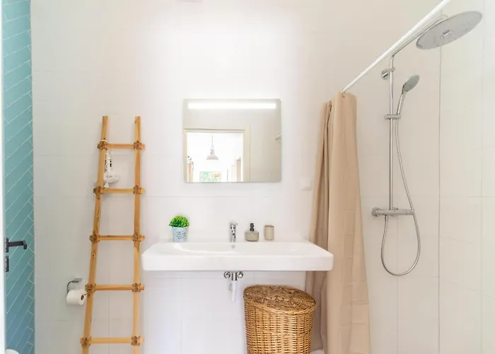 Rural In Netos-almagreira With Shared Pool Lagares (Leiria)