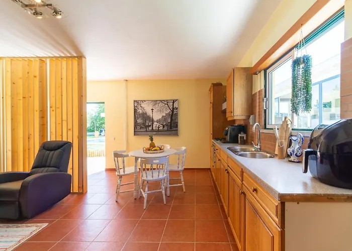 Rural In Netos-almagreira With Shared Pool *