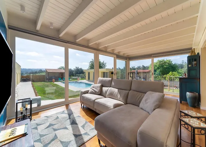 Rural In Netos-almagreira With Shared Pool Lagares (Leiria)