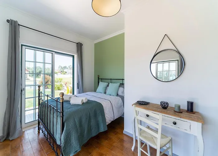 Rural In Netos-almagreira With Shared Pool * Lagares (Leiria)