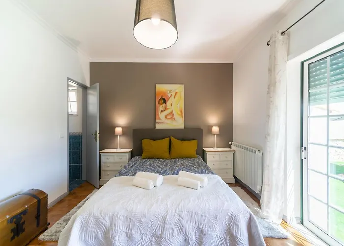 Rural In Netos-almagreira With Shared Pool Lagares (Leiria)